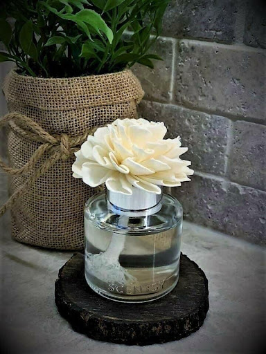 Independent Scentsy Consultant - Lucretia Lowe - Thumbnail