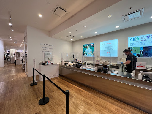 UNIQLO Hillsdale Gallery - United States