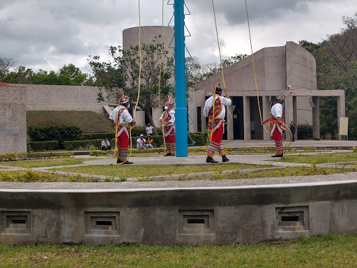 estatua De Un Volador De Papantla - Thumbnail