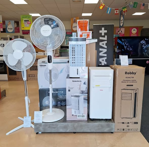 La canicule s’installe ? Restez au frais et profitez d’un confort optimal grâce à notre nouvel arrivage de ventilateurs, rafraîchisseurs d’air et climatiseurs ! Des solutions pour tous les besoins et tous les espaces, afin de vous protéger efficacement de la chaleur. Venez vite découvrir en magasin ou en ligne nos modèles performants à prix doux. C’est le moment idéal pour préparer votre été en toute sérénité !