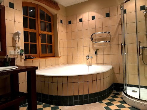 Rakari, Viesu nams, krogs, kempings