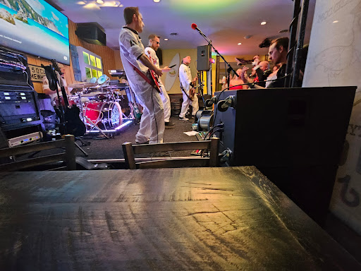 Paradise Pub - Visual