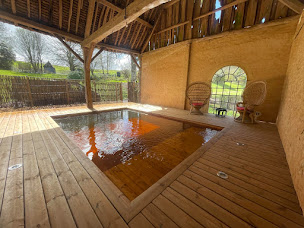 Photo n°4 de BioValue BioPoolTech Calvados - piscine naturelle en bois immergé et filtration biologique connectée à Dives-sur-Mer (Société de construction de piscine)