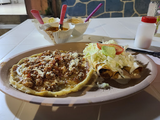 Antojitos Michell Logo