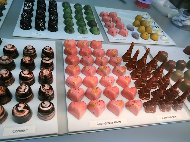 Le Macaron French Pastries