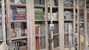 Photo n°1 de Antiquites & Tapissier à Villars (Magasin de meubles)