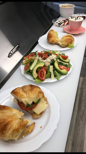 Le Jeane Beane Cafe & Creperie