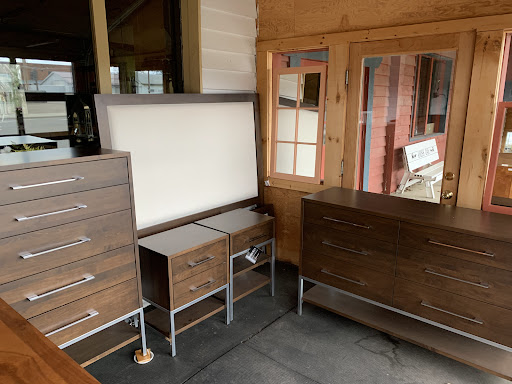 Amish Oak & Americana Furnishings - Thumbnail