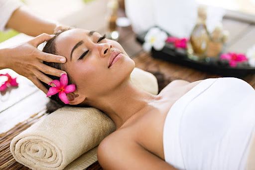 Enjoy the relaxing effects of a traditional Balinese Massage in Akota. This therapy uses rhythmic…