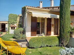 Photo n°16 de Bayle stores baches parasols pergolas volet roulant moustiquaire stores pantographe rentoilage voile d'ombrage à Arles (Tapissier décorateur)