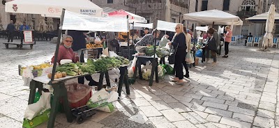 Gunduliceva Poljana Market