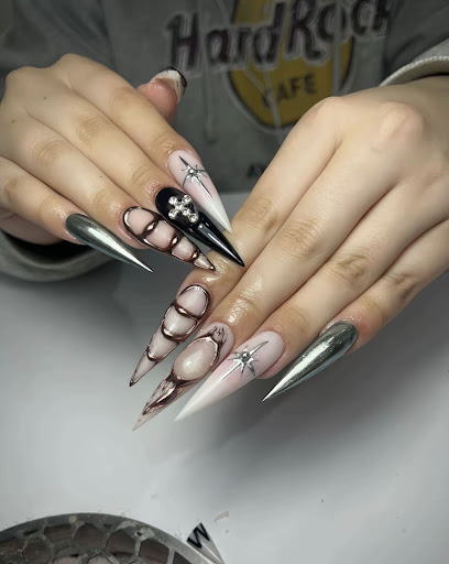 Hollywood Nails & Spa in Alloa