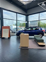 Photo n°4 de Dacia Vernon Gueudet 1880 à La Chapelle-Longueville (Vendeur de voitures d'occasion)