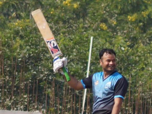 Cricketer use customise cricket bat post image