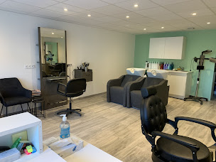 Photo n°3 de Beauty M'Hair à Villechenève (Barbier)