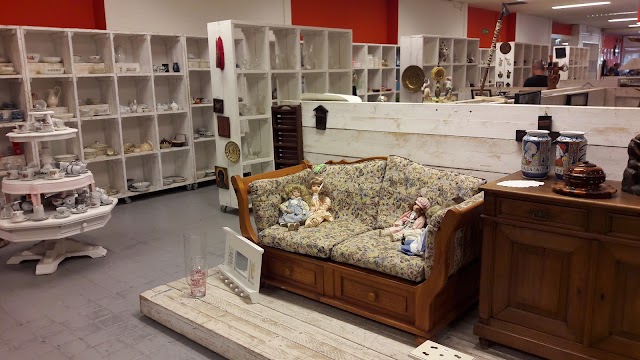 La Poubelle (Charity Shop)