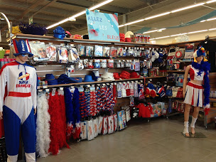 Photo n°35 de Jour de Fête à Saint-Pierre-du-Mont (Magasin de déguisements)