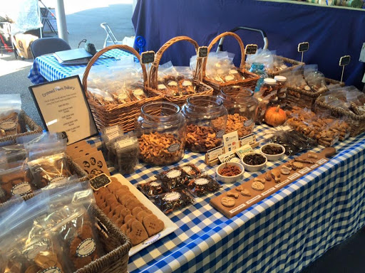 Crossed Paws Bakery Logo