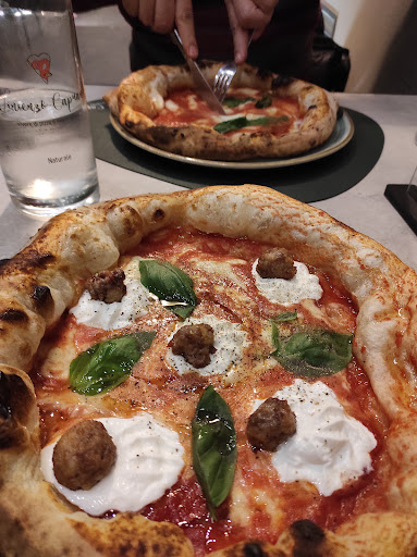 Pizzeria Vincenzo Capuano Cava de' Tirreni Gallery - Italy