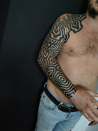 Photo n°4 de atelier le point noir à Saint-Chamas (Salon de tatouage et piercing)