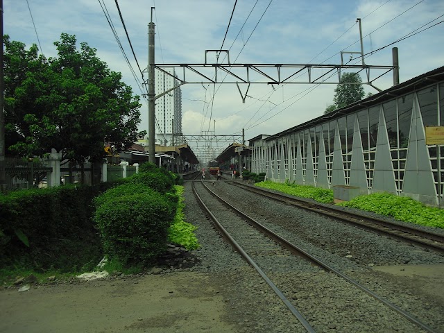 Pondok Cina Station