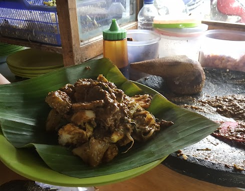 Rujak Cingur Cak Anton, Author: MH Yatno