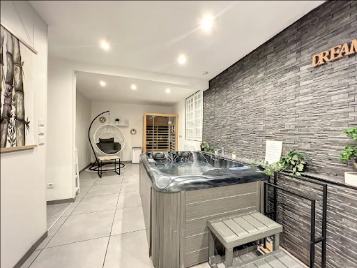Photo de Appartement Jacuzzi & Sauna Brest