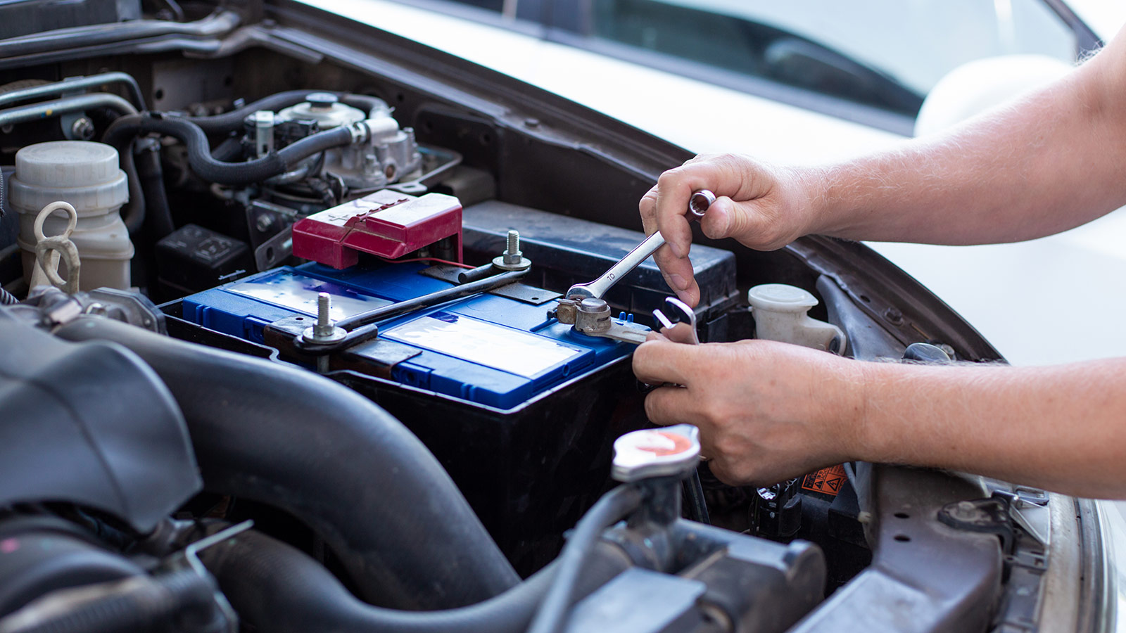 Dubai Car Battery change Service - صورة 2
