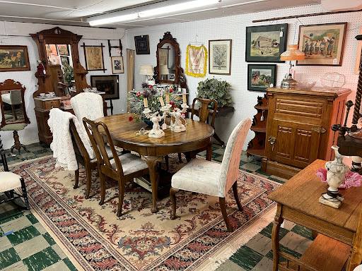 Roscoe Woodstock Antique Mall - Thumbnail