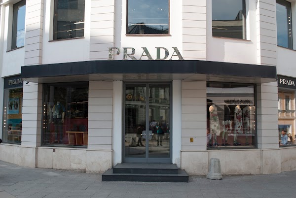 495 626. Prada Москва. Ресторан Прада в Москве. Прада аптека Москва. Кафе Prada Москва.