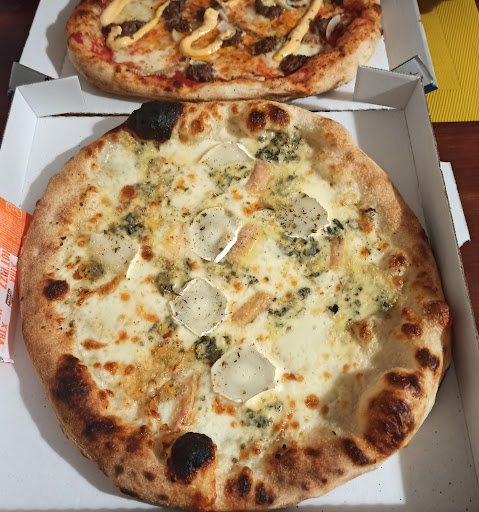 Photo 1 - Camion Divina Pizza (mardi Dolo, jeudi St Igneuc, Vendredi La Poterie, Samedi Landehen)