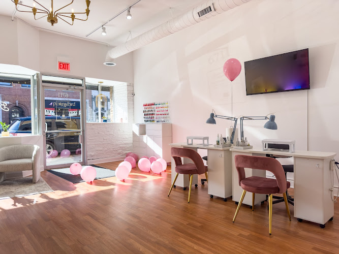 Banana Nails interior view