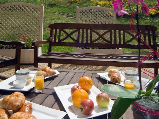 Photo de Logis Hôtel Chez Camillou à Aumont-Aubrac (48130)