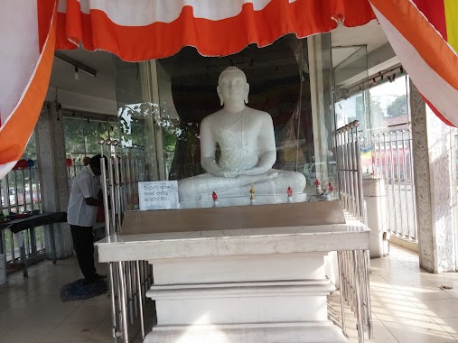 Bo Tree And Buddha Statue, Narahenpita junction, Author: Cat West