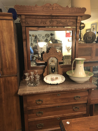 Hobbitt's Hole Antiques - Thumbnail