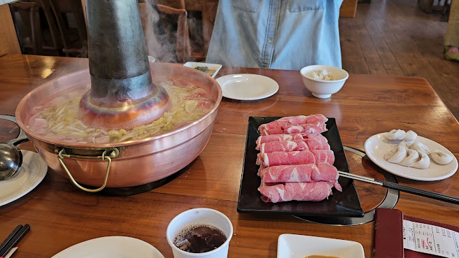 老舅家鄉味。酸菜白肉鍋 by null