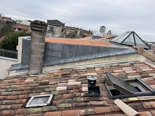 Photo de Couvreur Bordeaux Mérignac - Pose &amp; rénovation toiture - Démoussage &amp; nettoyage toiture - ARJ Toiture à Mérignac (33700)
