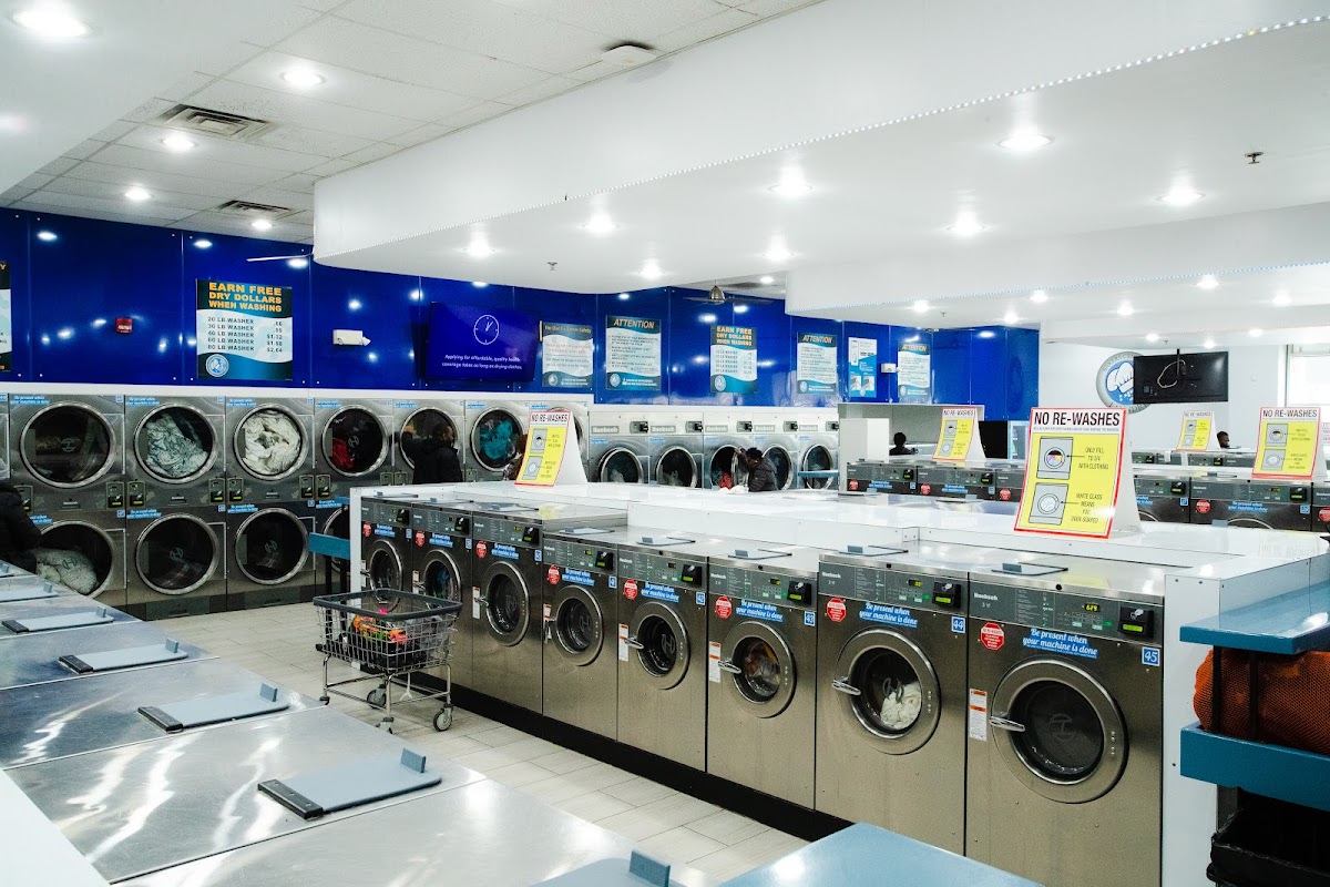 Bakers Centre Laundry facility with washing machines in Philadelphia