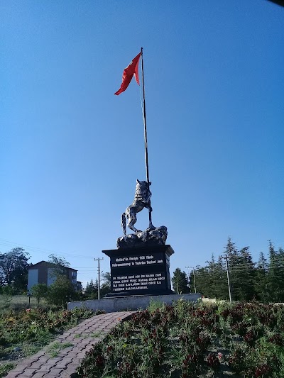 Bayrak Tutan Bozkurt Heykeli