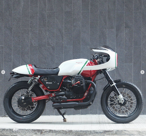 Angry Lane Custom Motorcycles / Qwart & Naca Carbon Helmets by null