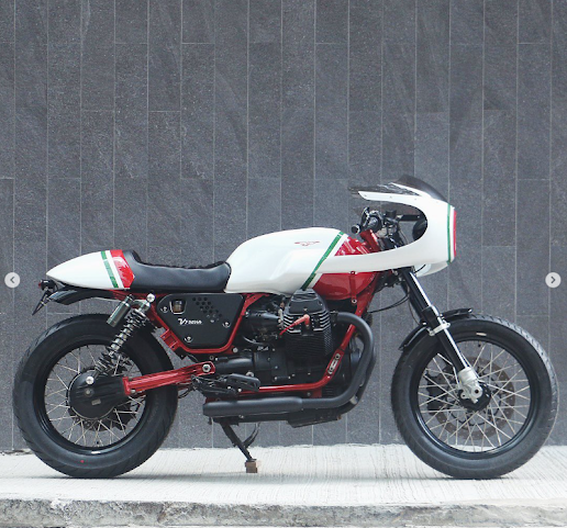 Angry Lane Custom Motorcycles / Qwart & Naca Carbon Helmets by null