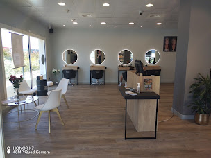 Photo n°1 de Studio Avenue à Saint-Mitre-les-Remparts (Salon de coiffure)