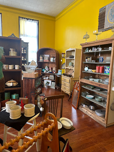 E&R Creations inside Washington Old Shoolhouse Antiques - Thumbnail