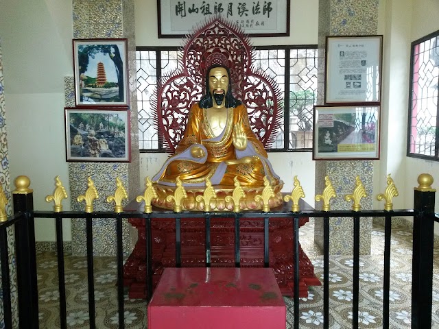 Ten Thousand Buddhas Monastery