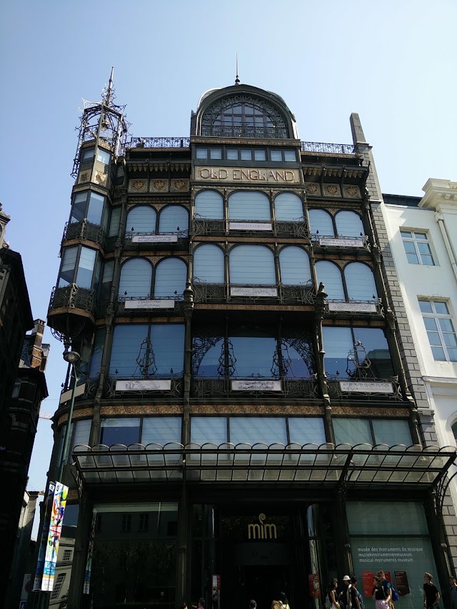 English House (The)