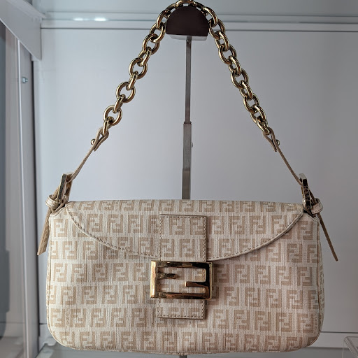 Et si votre sac de rêve était plus accessible que vous ne le pensez ?

Notre sélection de sacs de luxe, authentifiés et vendus avec certificats vous attend en magasin !



#cash #cashconverters #amiens #fendi   #luxe #mode #trend