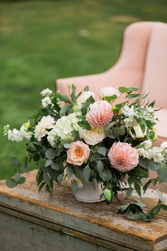Loves Me Flowers - Thumbnail