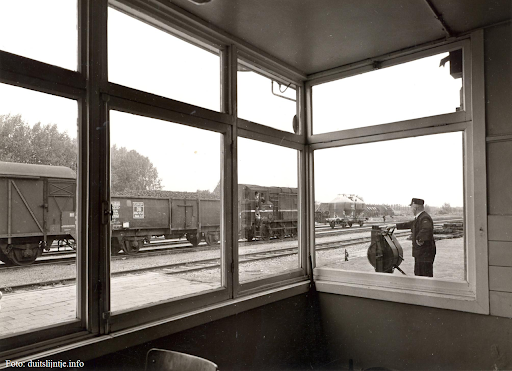 Voormalig Station Veghel met herplaatste hefbrug (NBDS) - Thumbnail