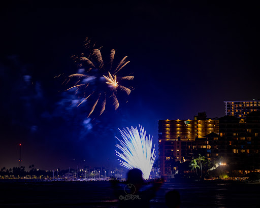 Waikiki Friday Fireworks - Thumbnail