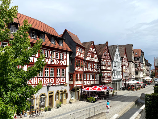 Die Furt (Öffentlicher Platz im Ortszentrum mit Brunnen und Denkmal) Logo